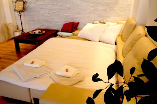 ein weißes Sofa im Wohnzimmer mit einem Tisch in der Unterkunft Dreamly Suites in Oslip