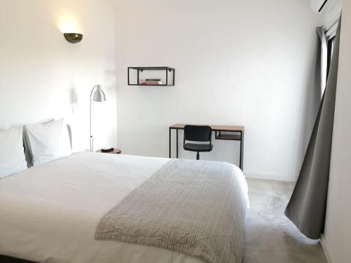 Airy 3br, AC, Garden, 2min Strip, 8min Oura Beach