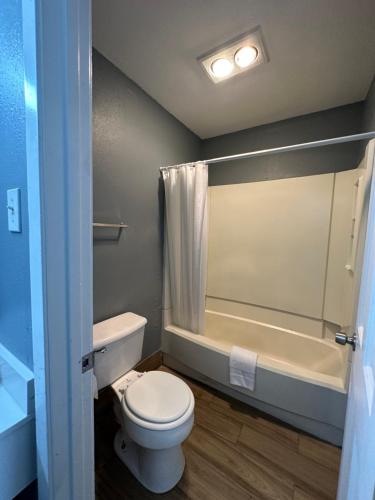 La salle de bains est pourvue de toilettes et d'une baignoire. dans l'établissement Studio Suites, à San Antonio