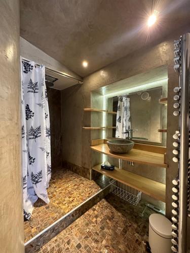 bagno con lavandino e specchio di Les chambres du Vieux Bistrot a Cabrières-dʼAvignon