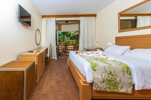 Dormitorio con cama, escritorio y TV en Ghazala Beach en Sharm El Sheikh