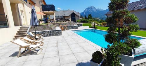 Kolam renang di atau dekat dengan Chambre vue lac av piscine