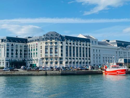 Très joli Appartement 2P au Beach Résidence Trouville- Piscine & vue port