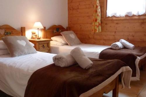 - une chambre avec 2 lits avec des animaux rembourrés dans l'établissement Chataigne, cosy 3 bedroom apartment with great views, à Sainte-Foy-Tarentaise
