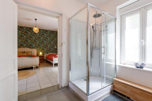 - une douche en verre dans une chambre dans l'établissement Gîte du Château, à Naours