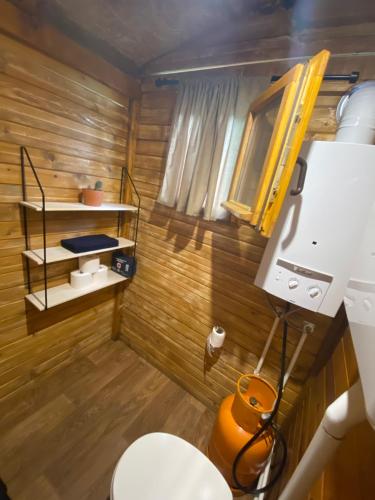 een kleine badkamer met een toilet in een kamer bij Viridian Three Boathouse Micah, PERUCAC LAKE in Perućac