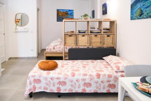 Zimmer mit einem Bett mit Kürbis in der Unterkunft Granello di Sabbia - Chianalea di Scilla in Scilla