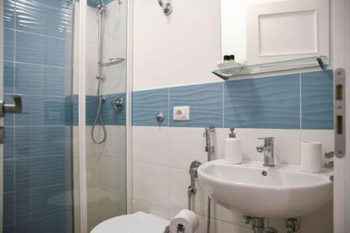 een badkamer met een toilet, een wastafel en een douche bij Granello di Sabbia - Chianalea di Scilla in Scilla