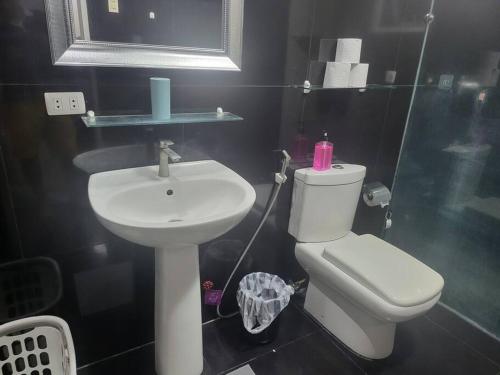 Kúpeľňa v ubytovaní Kandi Posh 1BR. King bed, Wi-Fi! Free housekeeping