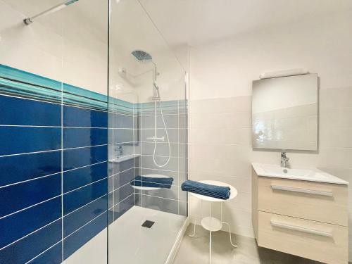 y baño con ducha, aseo y lavamanos. en LE GRAND PALAIS - Centre Ville - Palais de justice en Quimper
