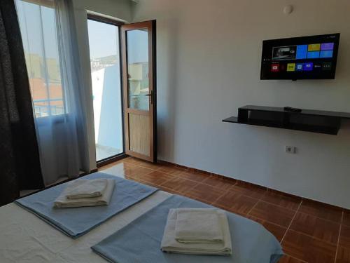 una stanza con due asciugamani seduti sul pavimento di Ephesian Hotel & Guesthouse a Kusadası