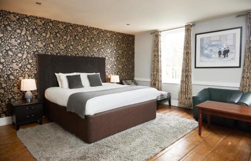 1 dormitorio con cama, escritorio y silla en Chequers Inn by Greene King Inns, en Maresfield