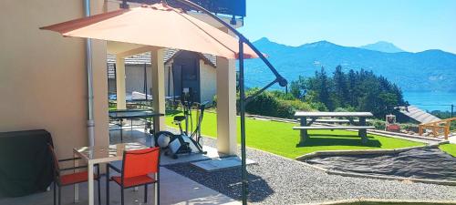 - un kiosque avec une table et une table de pique-nique dans l'établissement chambre 2 vue lac av piscine, à Prunières