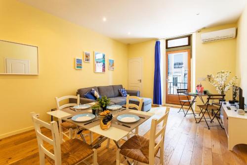 un salon avec une table et un canapé dans l'établissement LE ST FRANCOIS AP4368 By Riviera Holiday Homes, à Nice