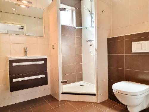a bathroom with a toilet and a shower at Sfeervolle vakantiewoning Domburg DO15 in Domburg