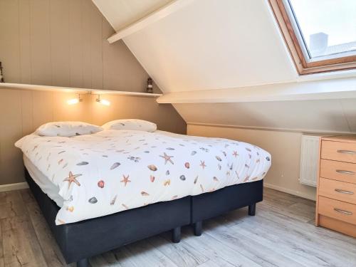 a bedroom with a bed in a attic at Sfeervolle vakantiewoning Domburg DO15 in Domburg
