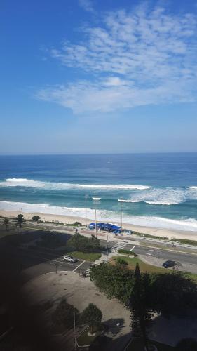 uma vista para um parque de estacionamento na praia em Flat 2 suites com vista para o mar e lagoa. no Rio de Janeiro