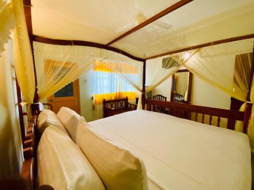 1 dormitorio con 1 cama grande en una habitación en Montana Rest, en Anuradhapura