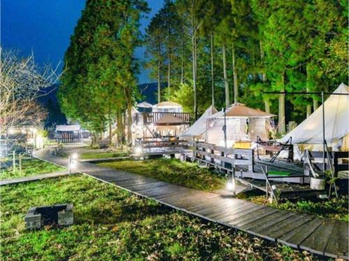 Minamiaso STAYHAPPY - Vacation STAY 35418v في Shimoda: مجموعة من الخيام في حديقة في الليل