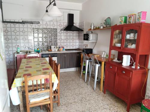 拉瓦納爾德爾卡米諾的住宿－LA CASONA DE RABANAL，一间厨房,里面配有桌椅