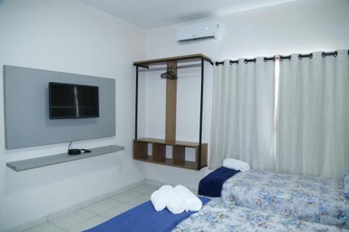 Habitación de hotel con cama y TV en Apartamento excelente Marabá en Marabá