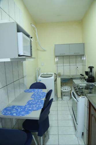 Η κουζίνα ή μικρή κουζίνα στο Apartamento excelente Marabá