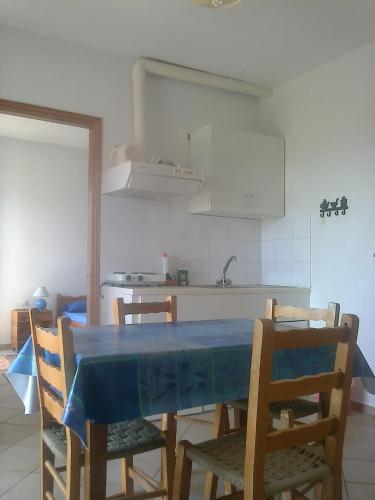 eine Küche mit einem blauen Tisch und Stühlen in einem Zimmer in der Unterkunft Appartement Epidaure vue sur mer 4 pers in Antikes Epidauros