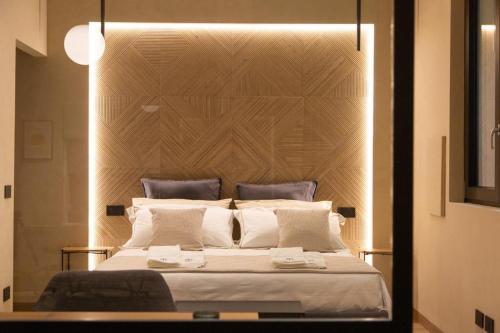 1 dormitorio con 1 cama grande y cabecero de madera en Loft Bianca Mano, en Roma
