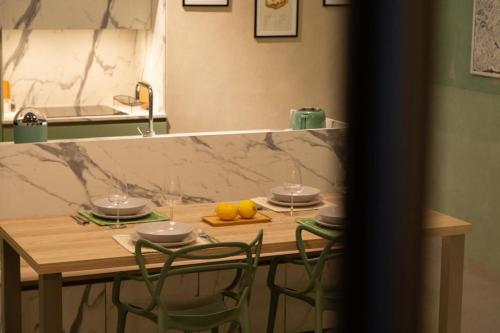 mesa de cocina con 2 sillas y encimera con encimera en Loft Bianca Mano, en Roma