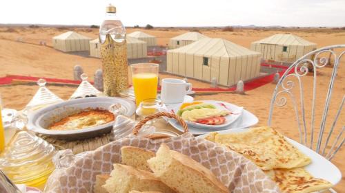メルズーガにあるMerzouga Sahara Luxury Campの砂漠のテーブル