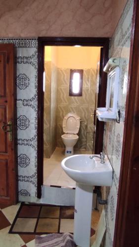 un baño con inodoro y lavabo en ADAM 2, en Dakhla