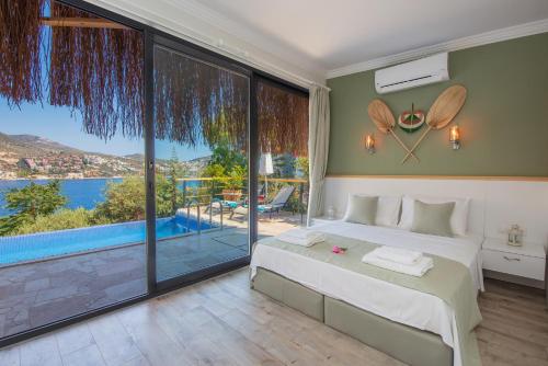 1 dormitorio con cama y vistas al agua en Kalkan Likya Gardens en Kas