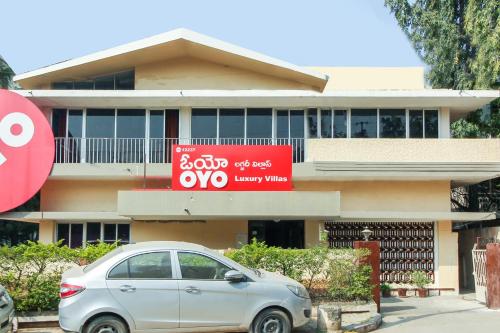 un coche blanco estacionado frente a una casa en OYO Luxury Villas Near Begumpet Airport, en Ameerpet