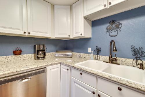 Η κουζίνα ή μικρή κουζίνα στο 2 Mi to Rainbow Lake Home with Furnished Deck!