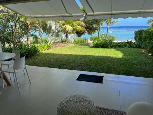vistas al océano desde el patio de una casa en Beachfront Apartment, en Tamarin