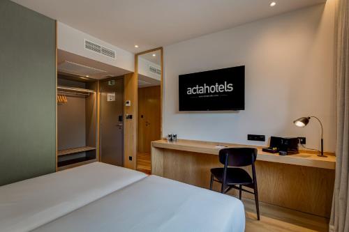 a hotel room with a bed and a desk at Acta The Clover in Porto
