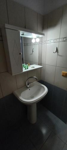 un baño con lavabo y espejo en STUDIO R, en Kanallákion