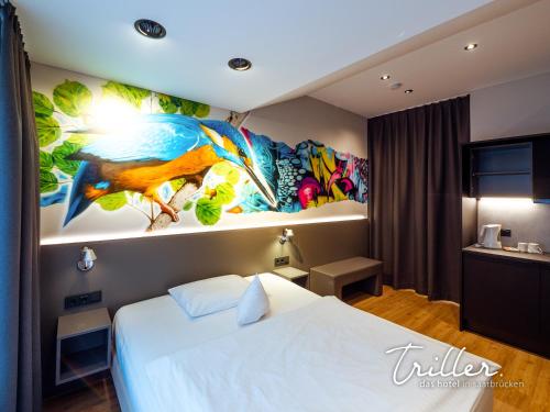 ein Hotelzimmer mit einem Bett und einem Gemälde an der Wand in der Unterkunft Stay by Triller - Aparthotel & Pool in Saarbrücken