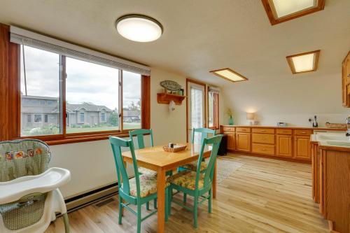 uma cozinha e sala de jantar com mesa e cadeiras em Lakefront St Marys Getaway with Boat Dock and Fire Pit 
