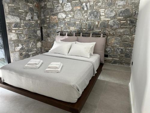 Ένα ή περισσότερα κρεβάτια σε δωμάτιο στο Windmills & The Villas-Aiolos ll