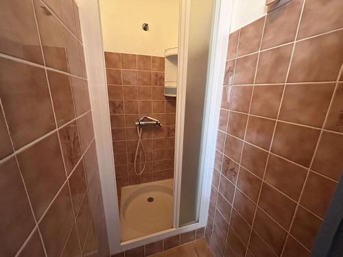 une salle de bain avec douche et toilettes dans l'établissement Maison cosy 2 pièces, plage et centre à 300m, terrasse, TV, animaux permis - La Guérinière - FR-1-224B-192, à La Guérinière