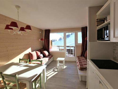 une cuisine et un salon avec un canapé et une table dans l'établissement Appartement 5 personnes au pied des pistes avec balcon et Wifi - FR-1-314-172, à Avoriaz