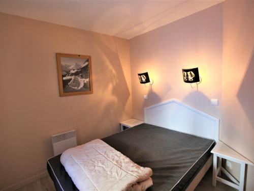 - une chambre avec un lit et deux lumières sur le mur dans l'établissement Appartement 5 personnes au pied des pistes avec balcon et Wifi - FR-1-314-172, à Avoriaz