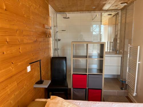 1 dormitorio con cama, escritorio y lavamanos en Le Verger Grimaldin, en Grimault
