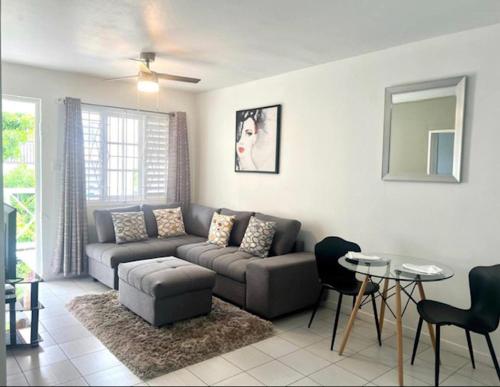 A seating area at Cozy Central 1-Bed Apartment in Kingston