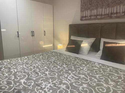 Postel nebo postele na pokoji v ubytování luxury Pool Apartment Jagodina