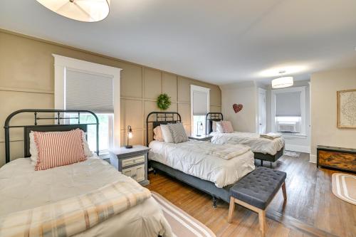 una stanza con due letti e una sedia di Family-Friendly Glens Falls Home with Sun Porch a Glens Falls