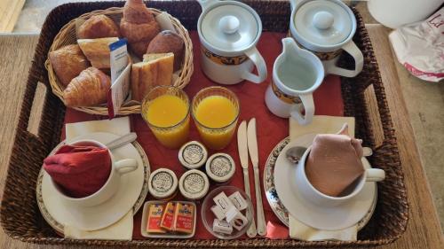 una bandeja de alimentos para el desayuno y café en una mesa en Hostellerie Le Beffroi, en Vaison-la-Romaine