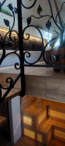 a metal fence with a plant on top of a table at Apartamenty i pokoje Pod Limbami - sauna, tężnia in Bukowina Tatrzańska