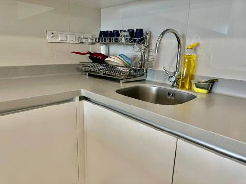 Η κουζίνα ή μικρή κουζίνα στο Luxury Condo Jalan Tun Razak
